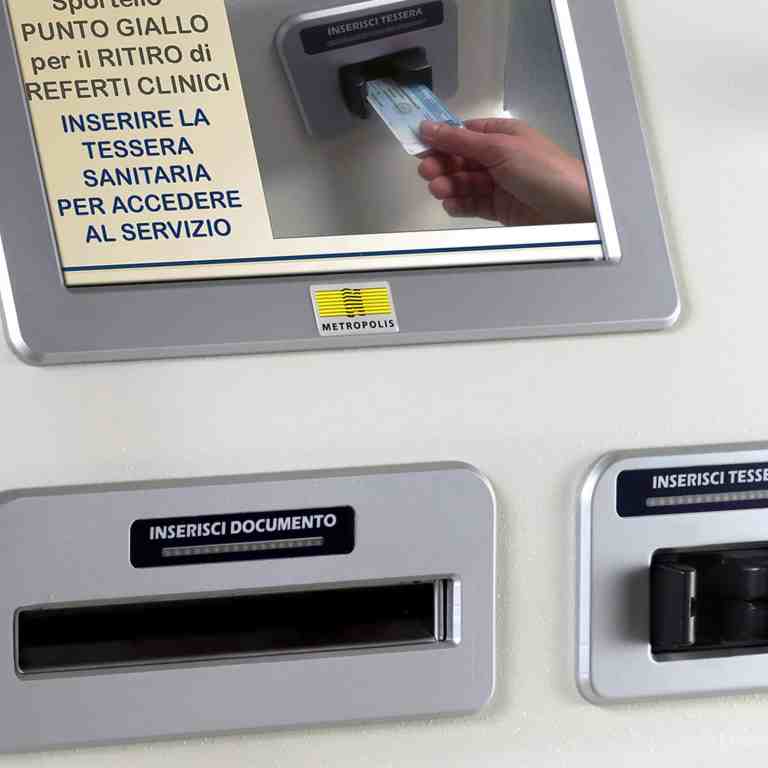 Tessera sanitaria inserita nel distributore automatico per accesso ai servizi sanitari.